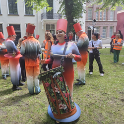 Percussionist en blazers in oranje-grijze kostuums