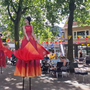 Steltenloper bij een buitenoptreden